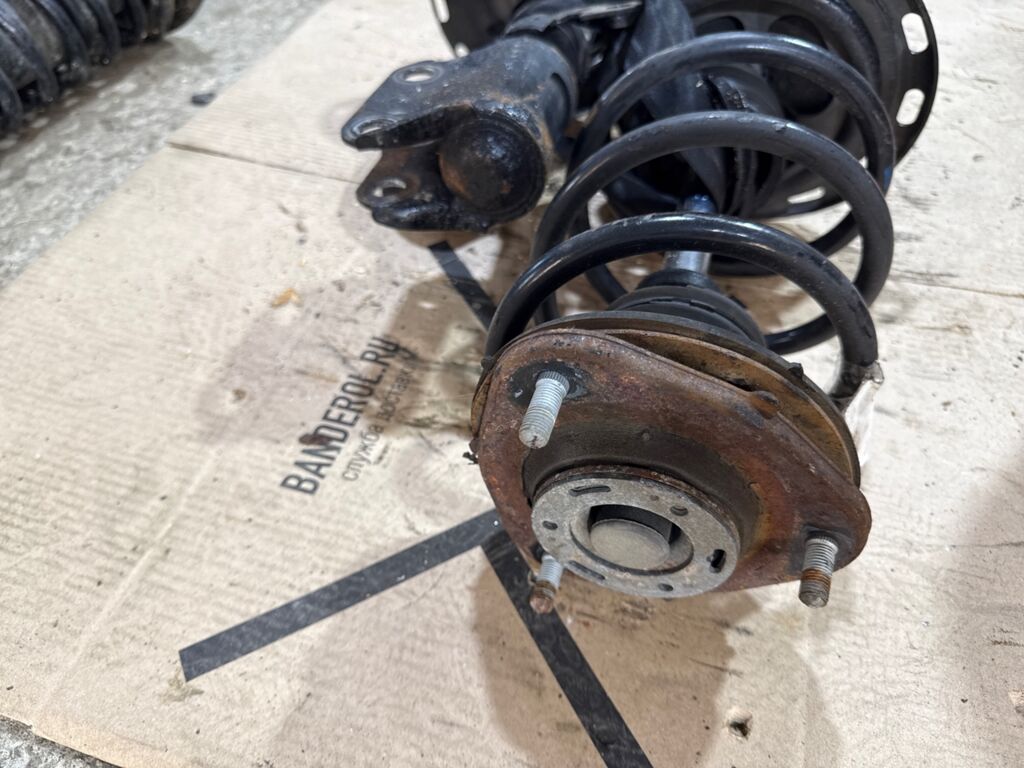 Стойка амортизатора на Toyota Voxy ZRR75G 3ZR-FAE, Переднее расположение