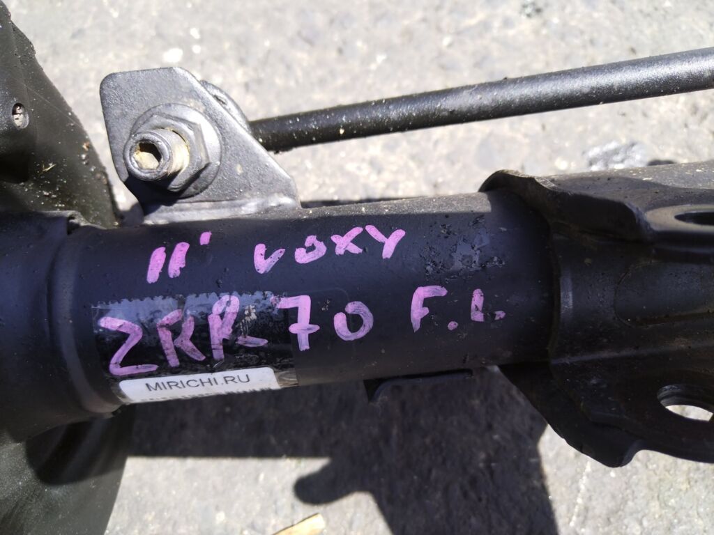 Стойка амортизатора на Toyota Voxy ZRR70G 3ZR-FAE Фото 2
