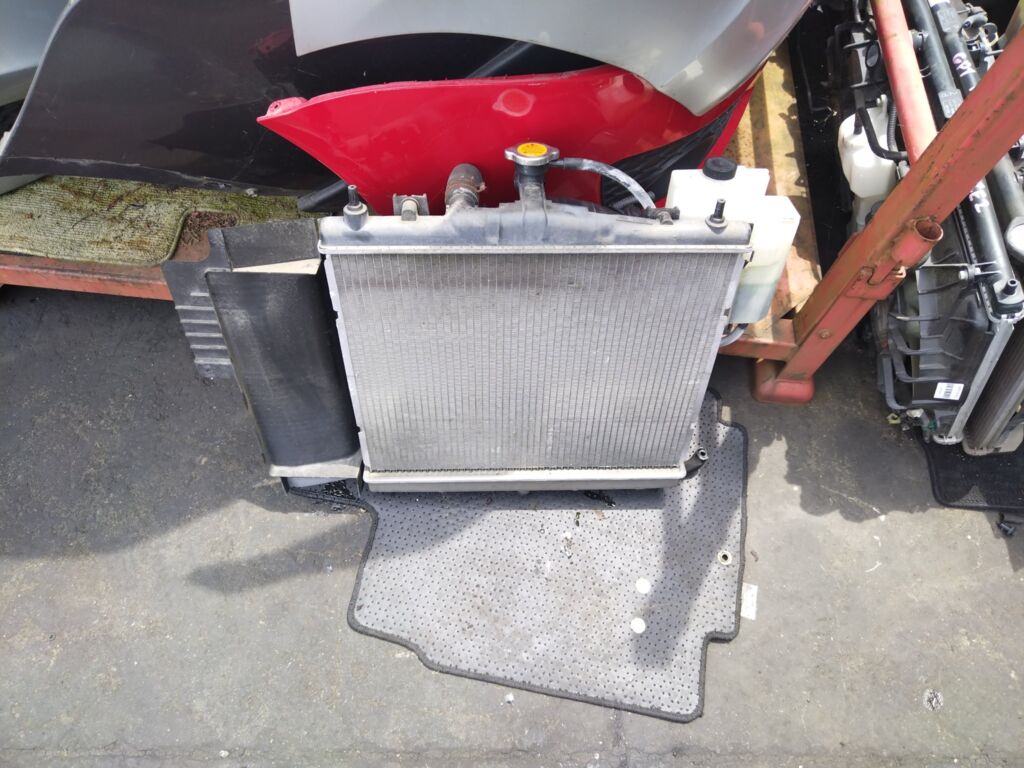 Радиатор ДВС на Nissan Note E11 HR15DE