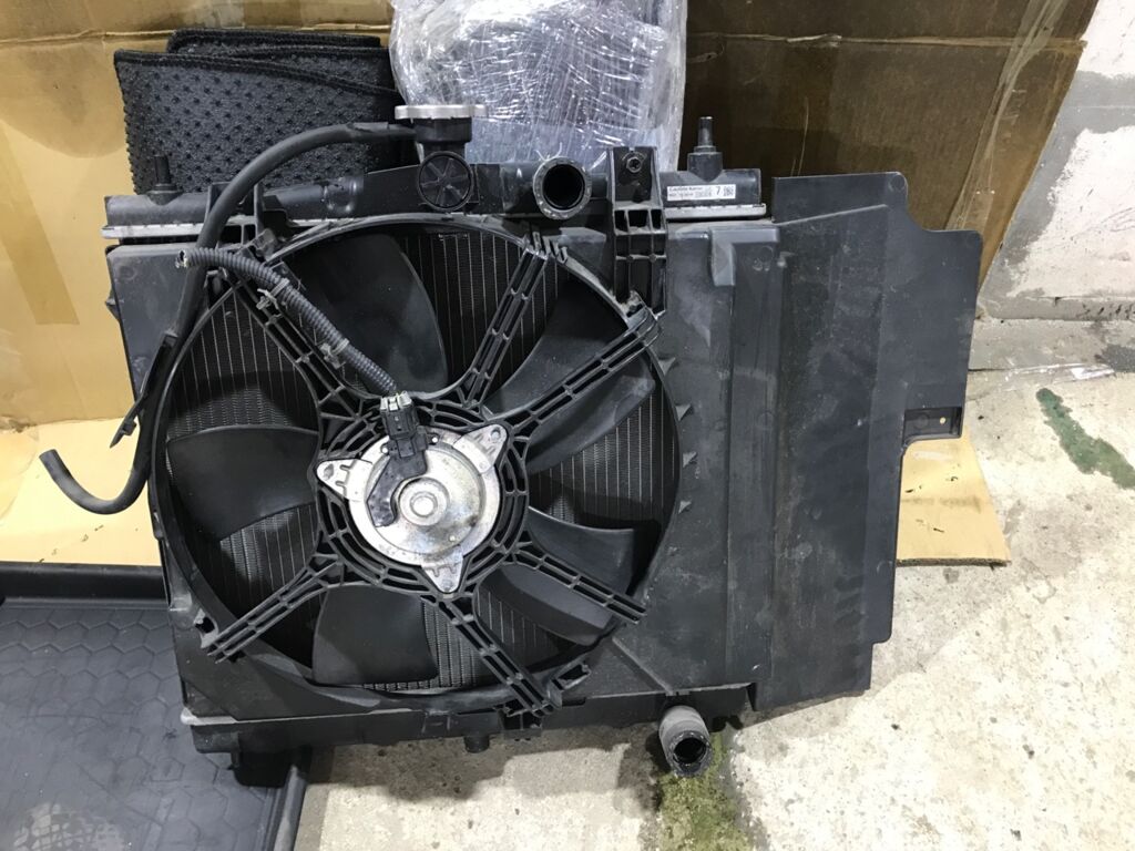 Радиатор ДВС на Nissan Note E11 HR15DE