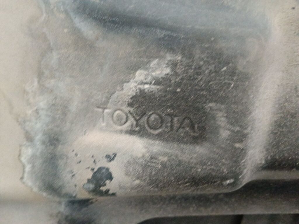 Капот на Toyota Corolla ZZE150L