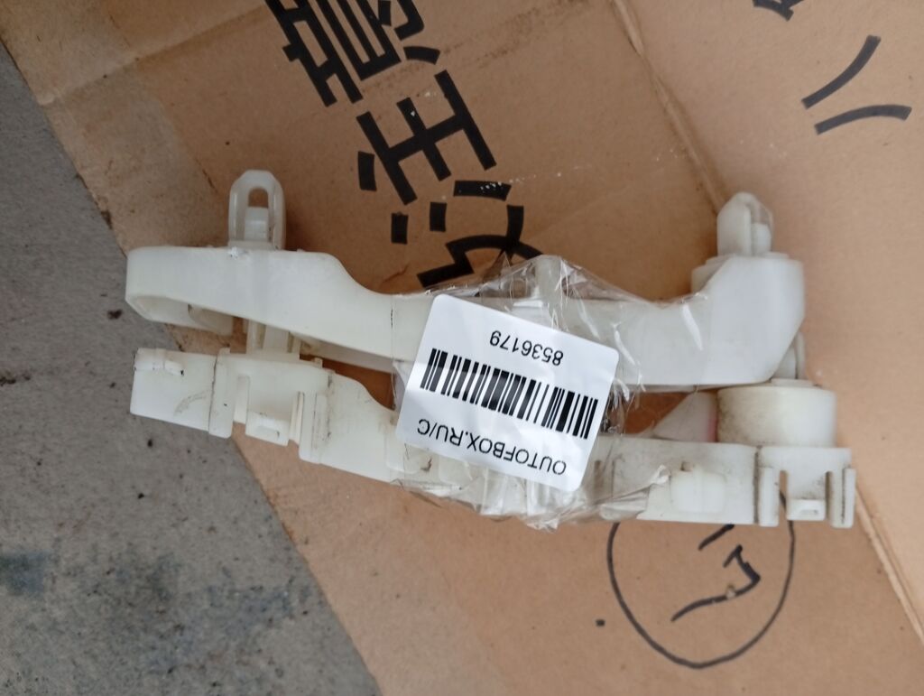 Крепление бампера на Nissan Dayz Roox B21A 6400F814  6400F813, Переднее расположение