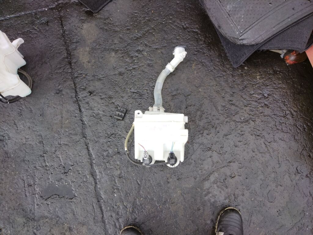 Бачок омывателя на Toyota Wish ZNE10G 85315-68010