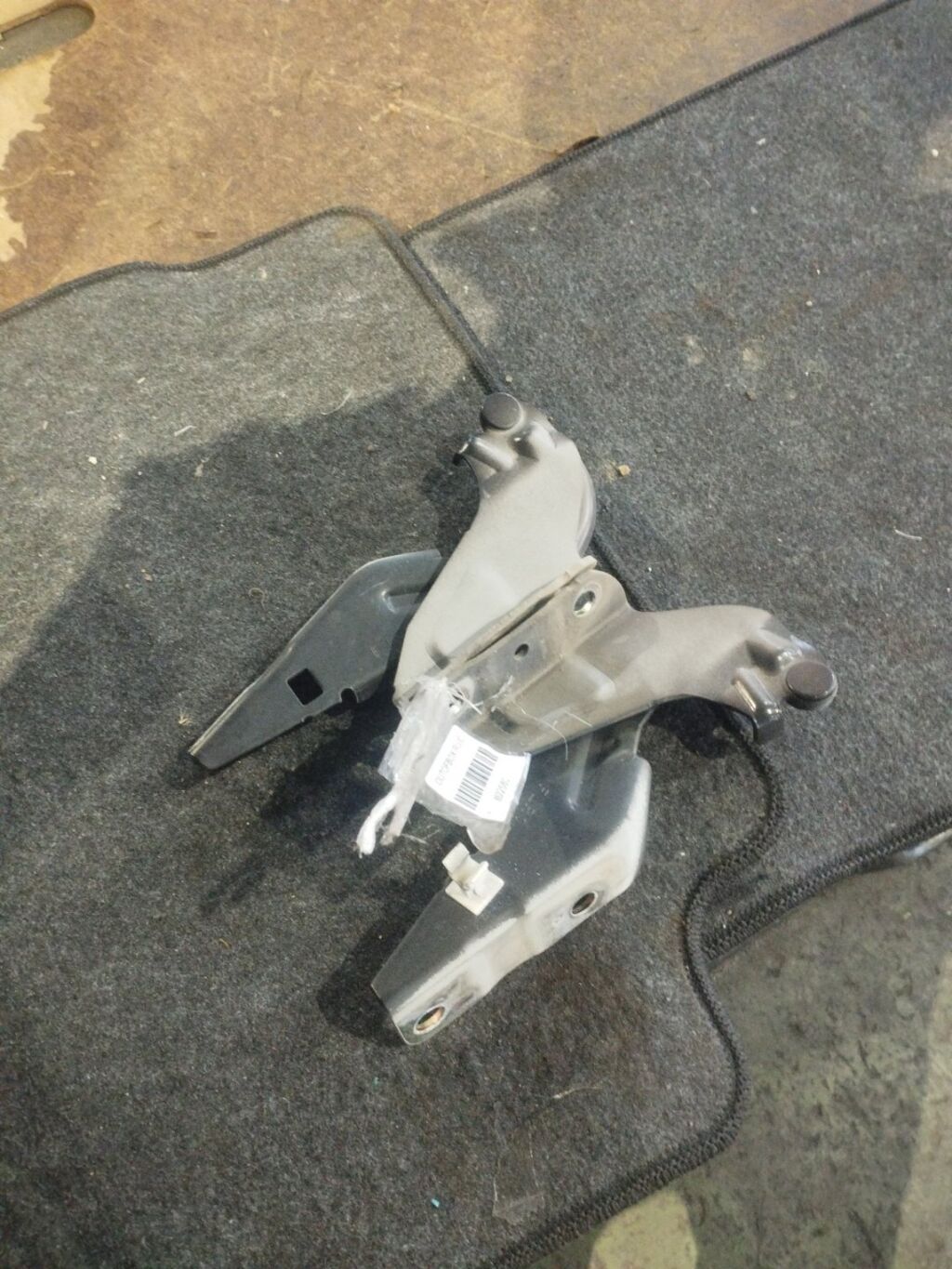 Крепление капота на Mitsubishi Outlander CW5W MN175241  MN175242