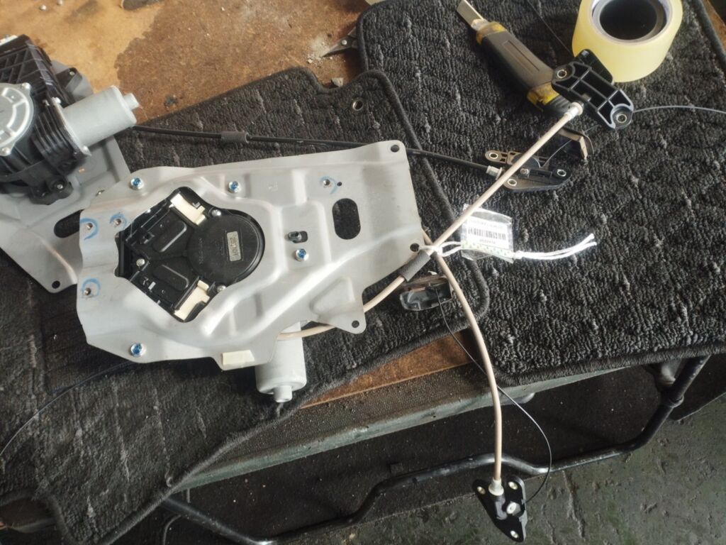 Доводчик двери на Honda Stepwgn RK5, Заднее Правое расположение