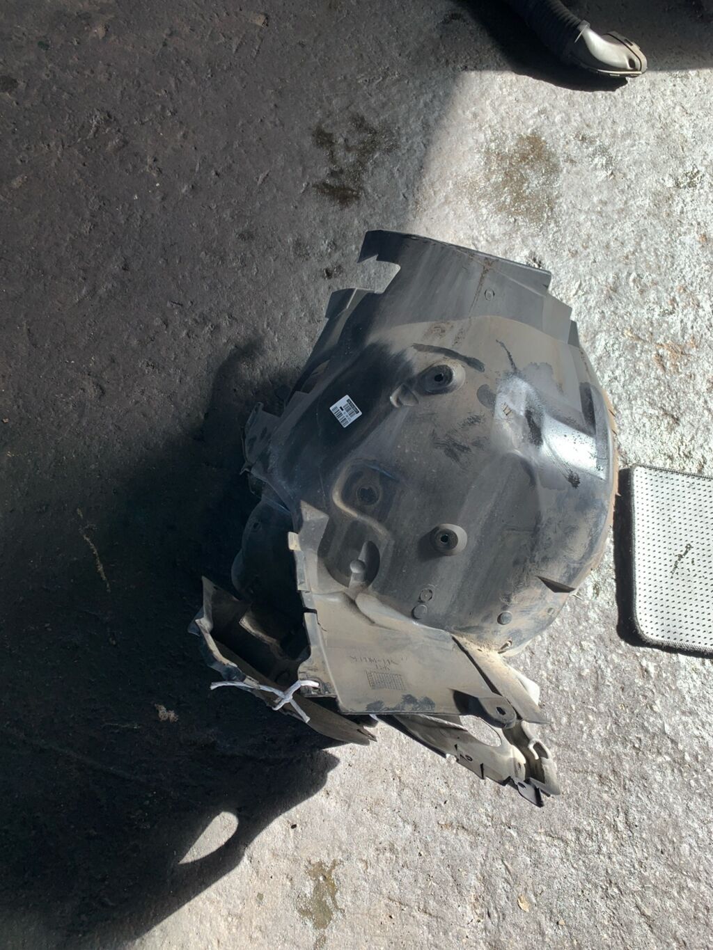Подкрылок на Mercedes-Benz C-Class Station Wagon S203.246 271.946 A2038840522  A2038841122  A2038810423  A2038841222, Переднее расположение