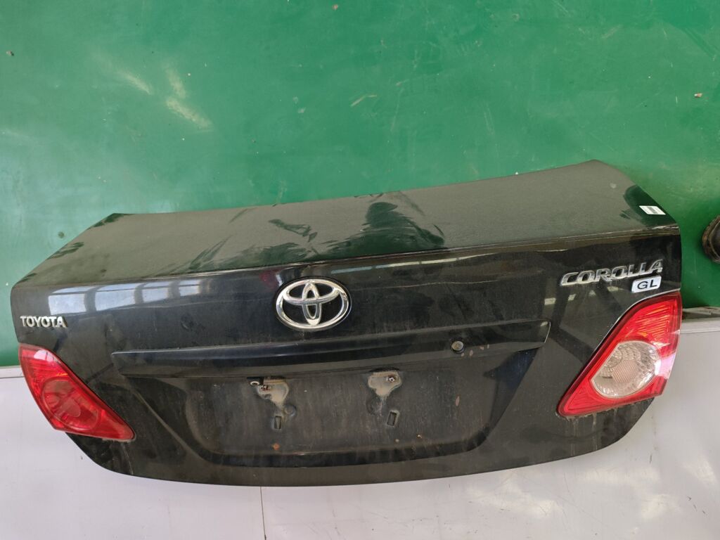 Крышка багажника на Toyota Corolla ZRE151L 02-125