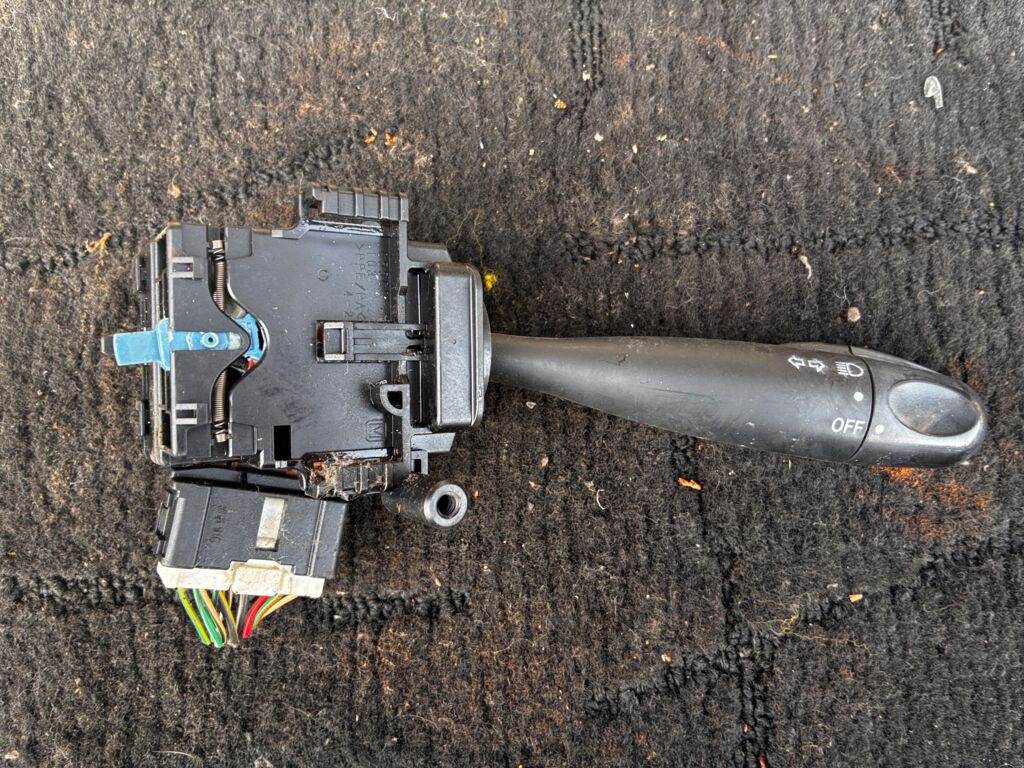 Переключатель поворотов на Toyota Probox NCP51V