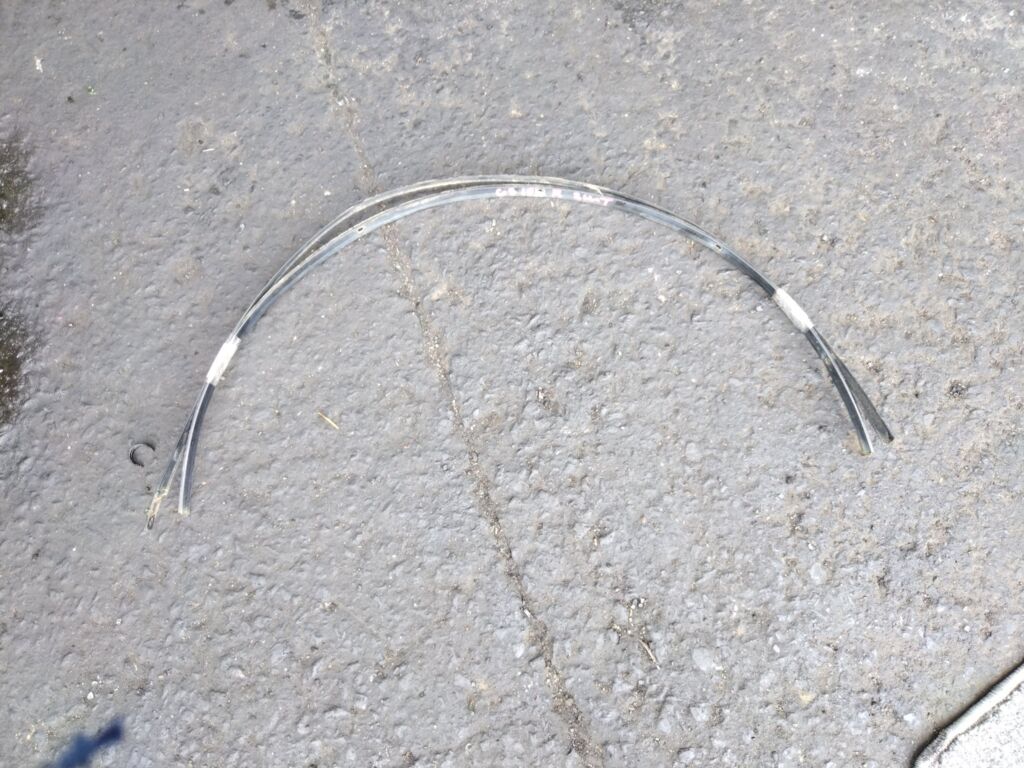 Молдинг на кузов на Toyota Crown GS151, Заднее расположение