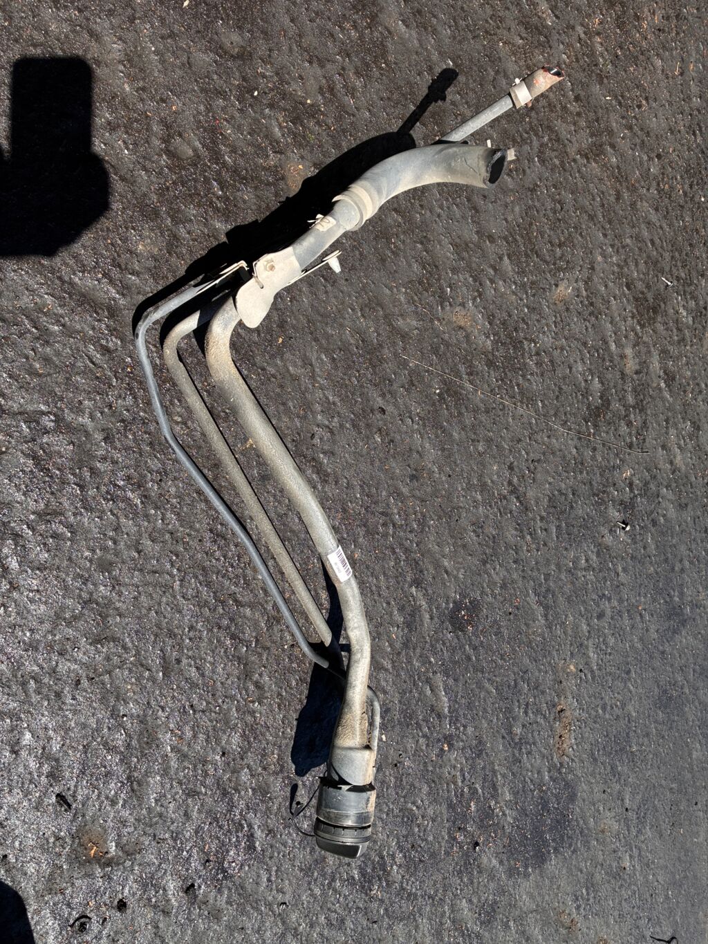 Заливная горловина топливного бака на Toyota Prius NHW20 1NZ-FXE