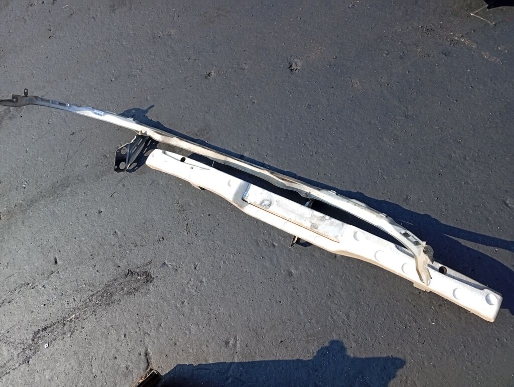 Жесткость бампера на Toyota Mark II GX90, Переднее расположение