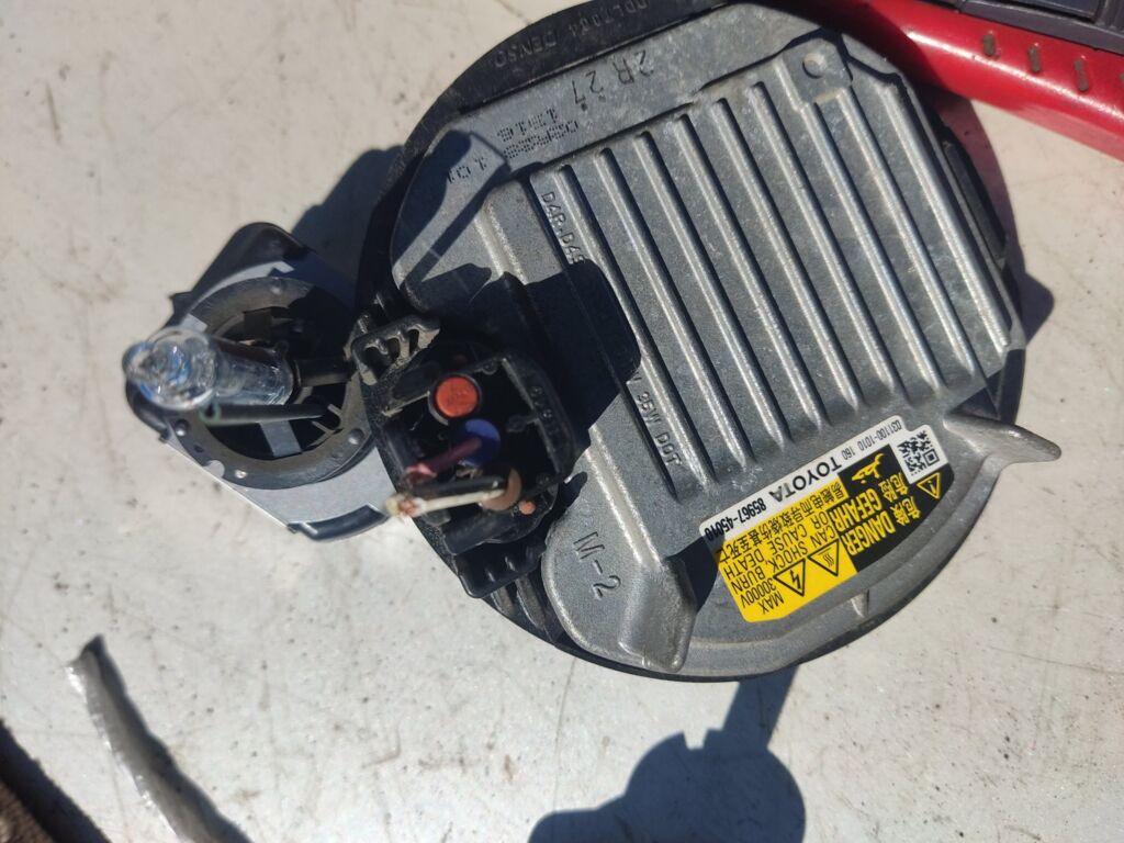 Блок розжига ксенона на Toyota Camry AVV50 85967-45010
