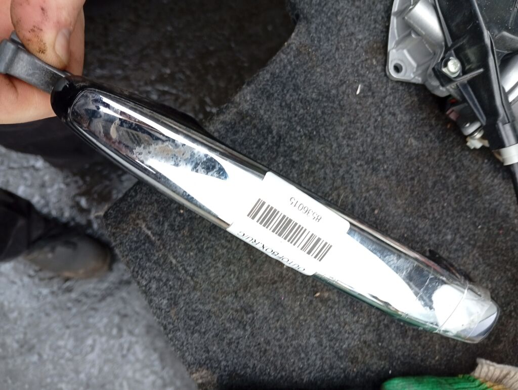 Ручка двери на Toyota Noah ZRR70G Фото 2