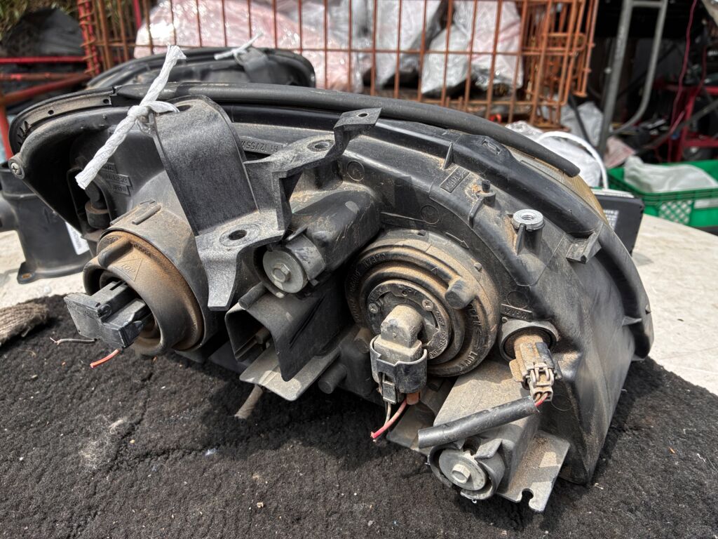 Фара на Nissan Tino HV10 100-63523, Левое расположение