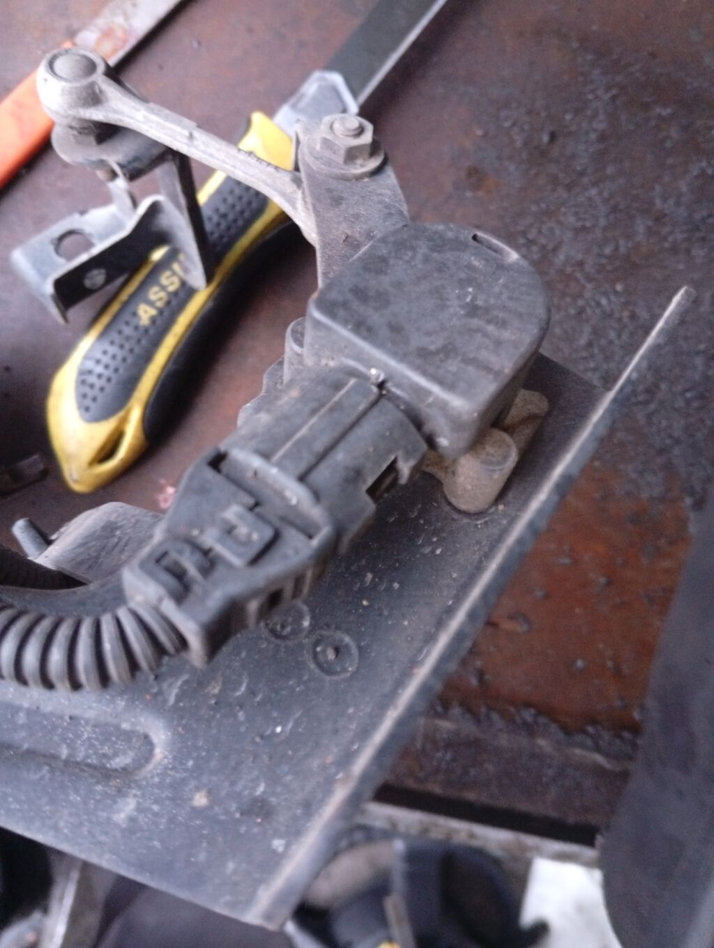 Датчик регулировки наклона фар на Nissan Fuga PY50, Заднее расположение