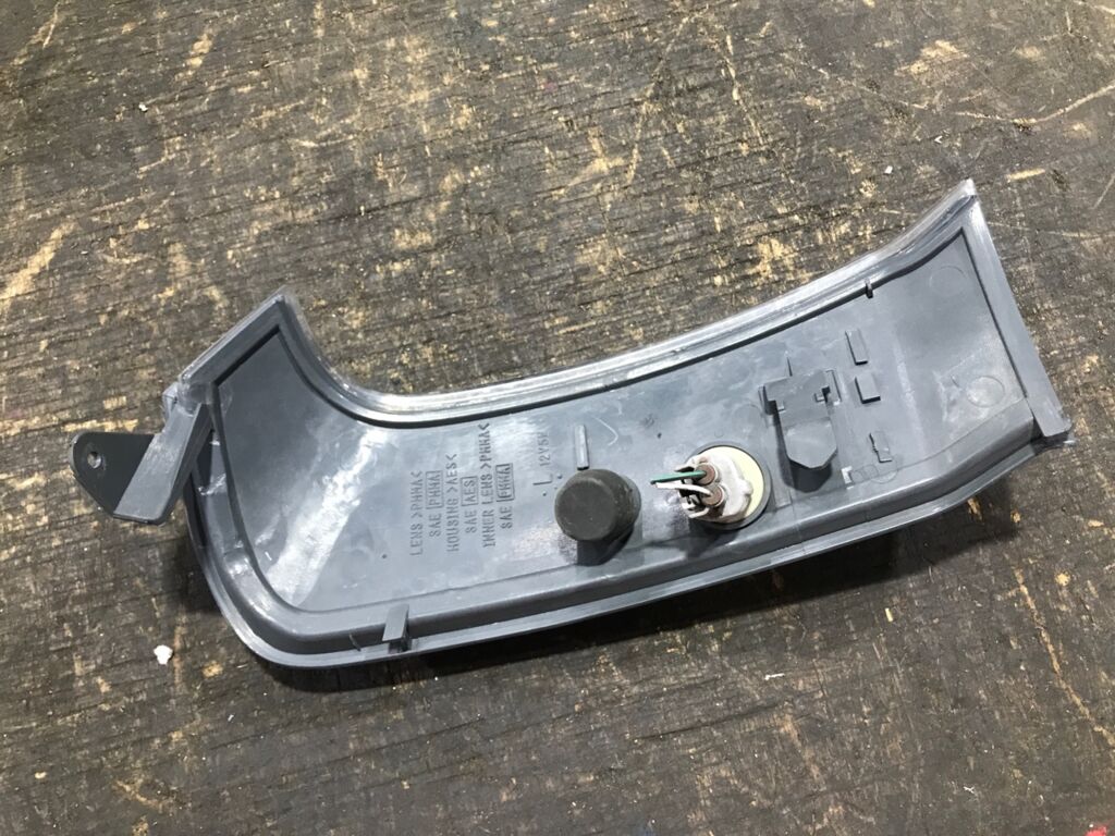 Поворотник к фаре 26-105 26-105 на Toyota Hiace Regius RCH41W Фото 3