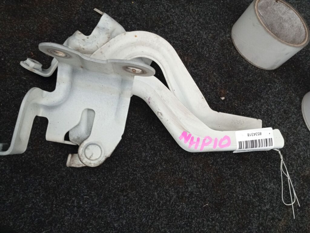 Крепление капота на Toyota Aqua NHP10