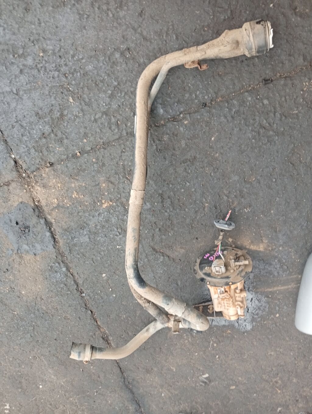 Заливная горловина топливного бака 77201-44191 на Toyota Isis ANM10G 1AZ-FSE Фото 2