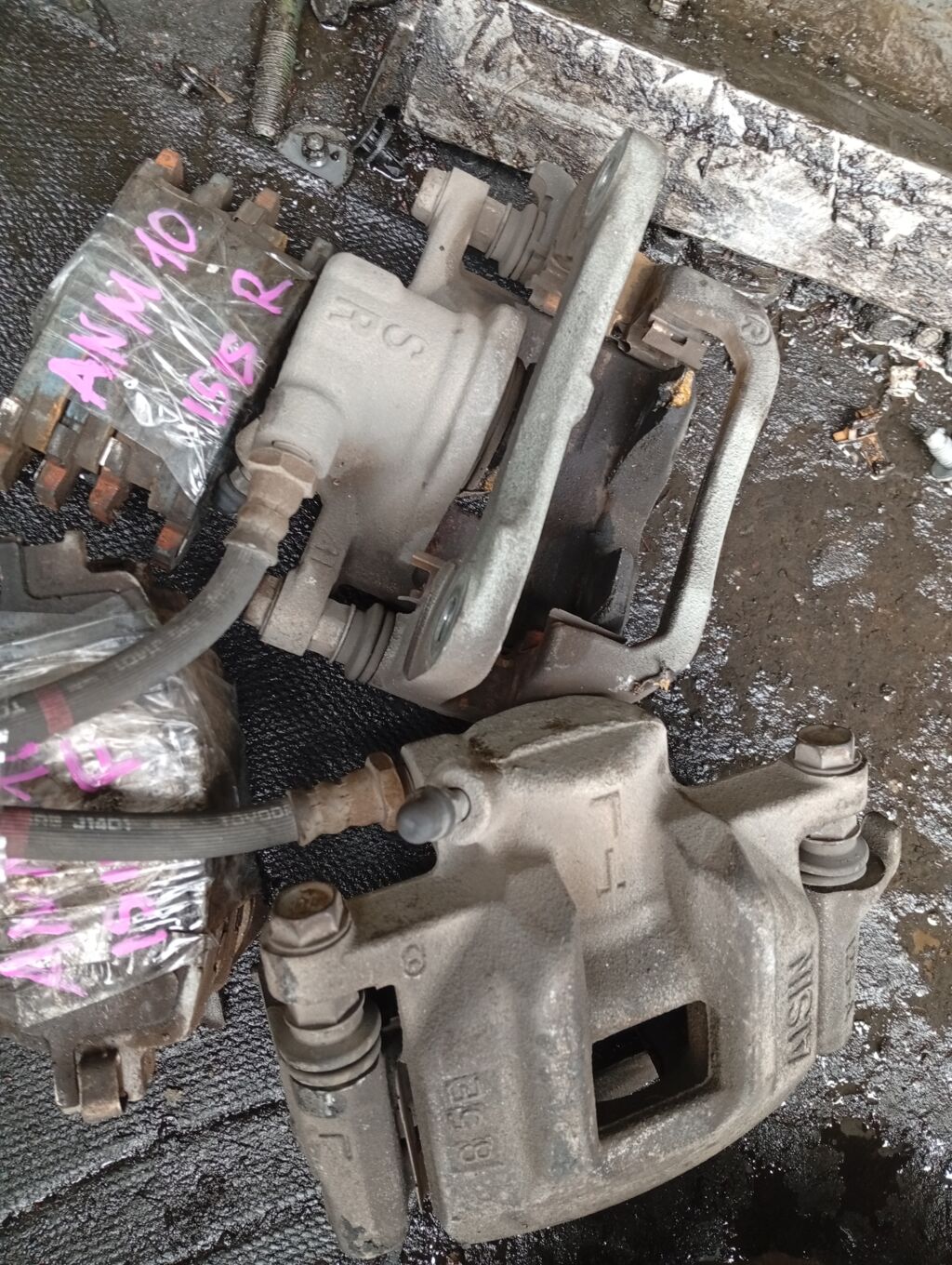 Суппорт на Toyota Isis ANM10G 1AZ-FSE, Заднее расположение