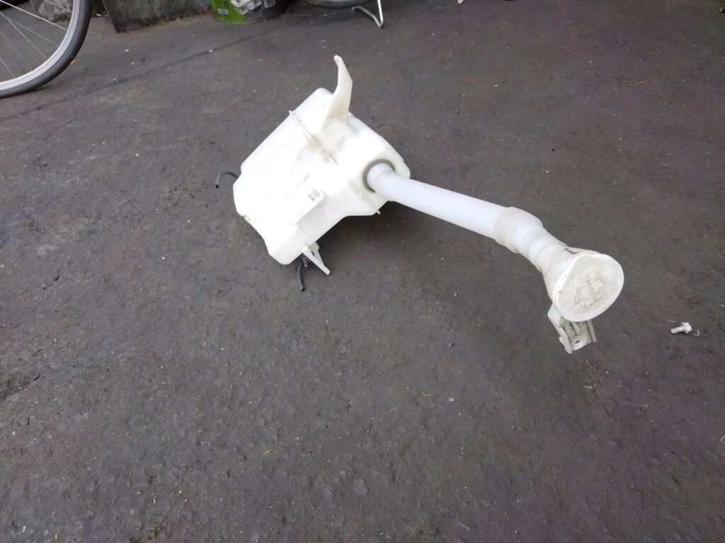 Бачок омывателя на Mitsubishi Delica D5 CV5W