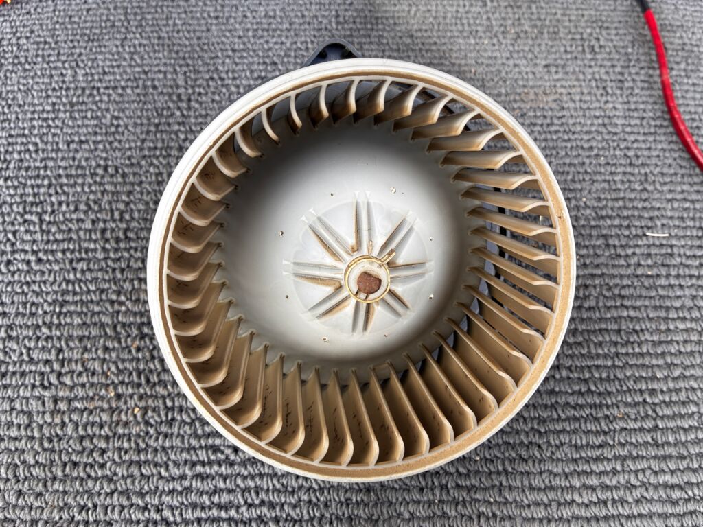 Мотор печки на Toyota Ist NCP61