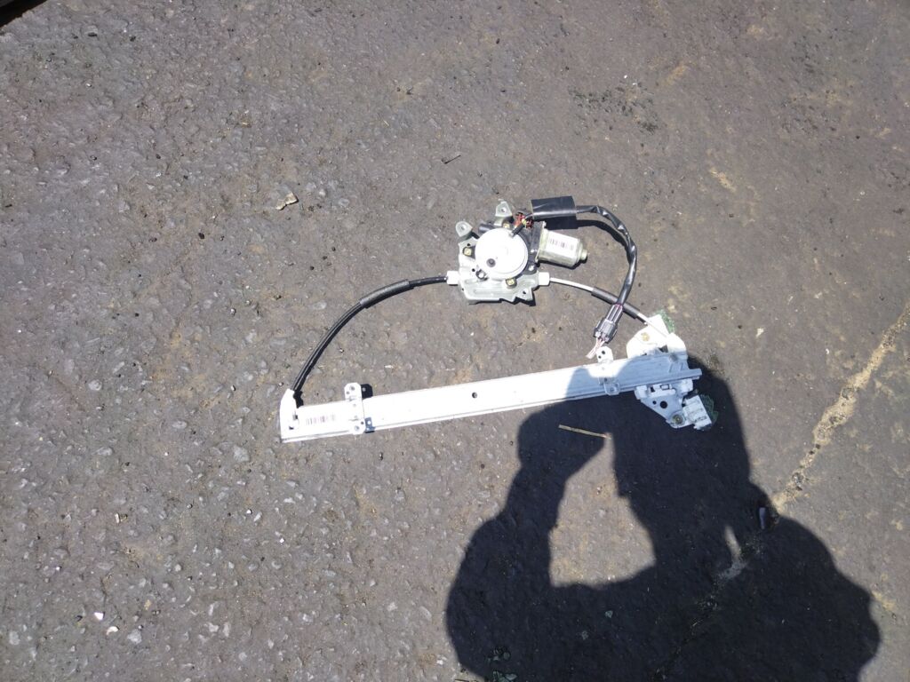 Стеклоподъемный механизм на Nissan Note E11 80730-1U600, Переднее Правое расположение