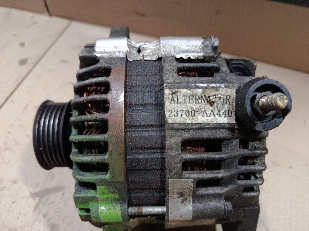 Генератор на Subaru Legacy Wagon BH5 EJ206 23700AA440