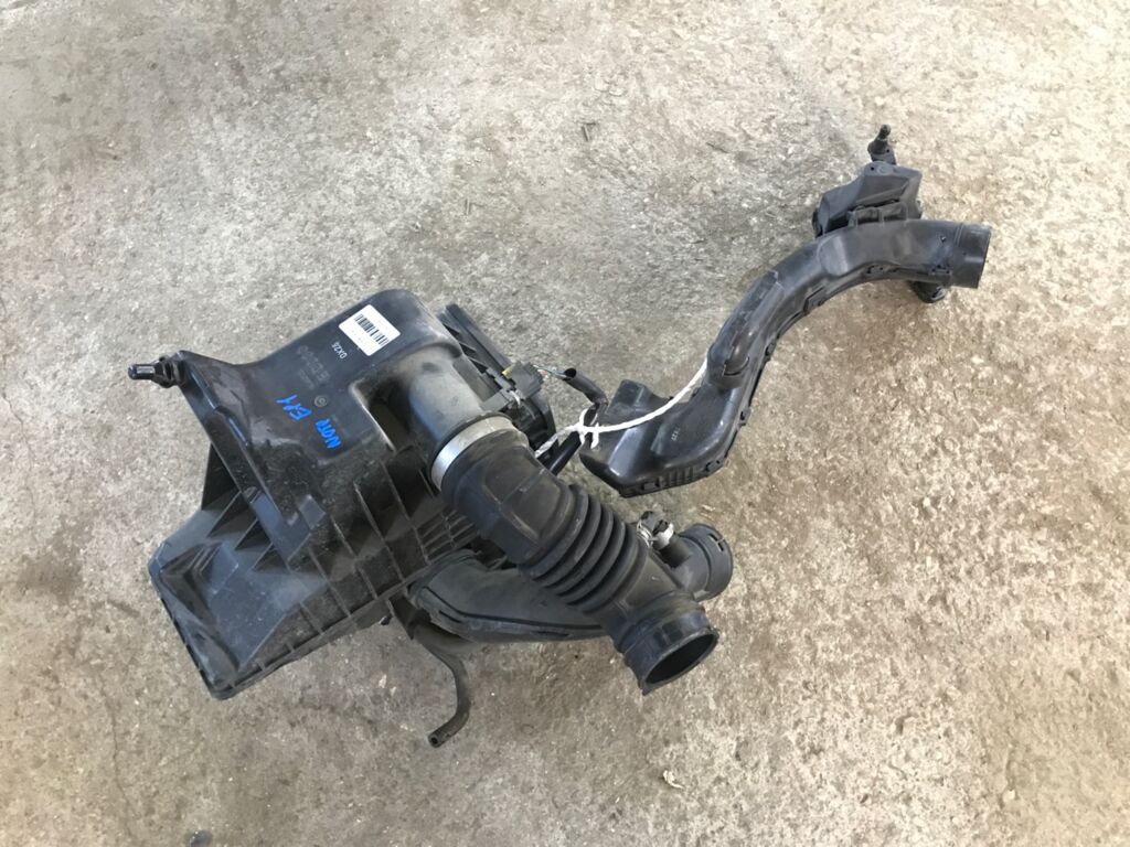 Корпус воздушного фильтра на Nissan Note E11 HR15DE 16528ED000