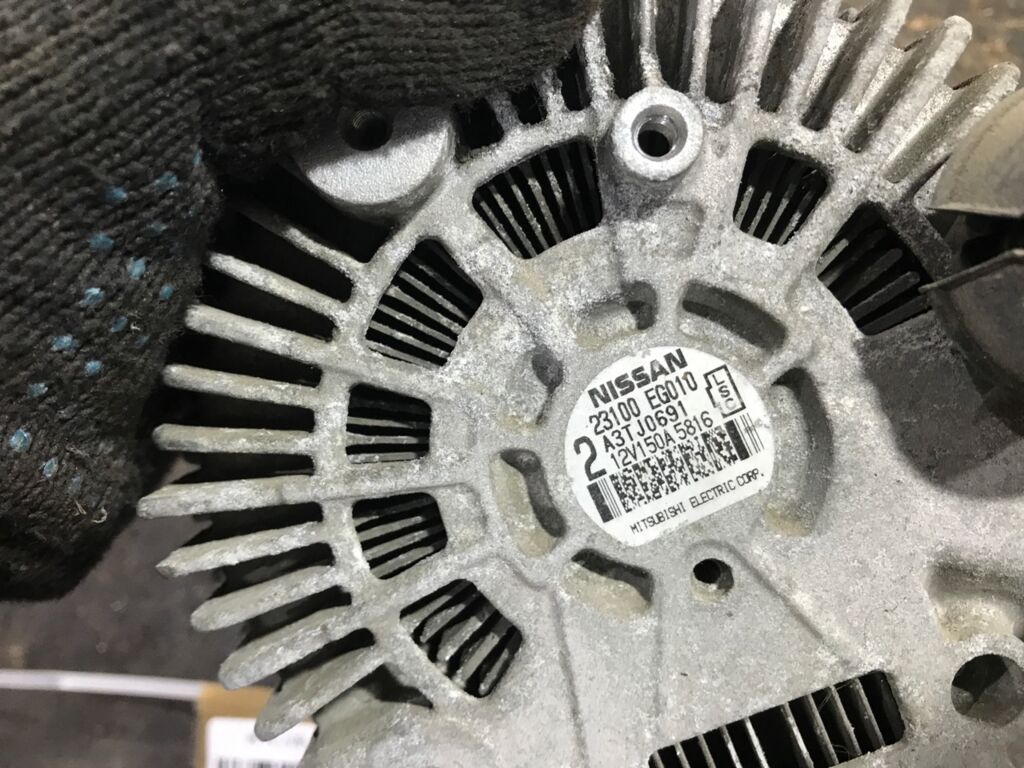 Генератор 23100EG010 на Nissan Fuga Y50 VQ25DE Фото 2