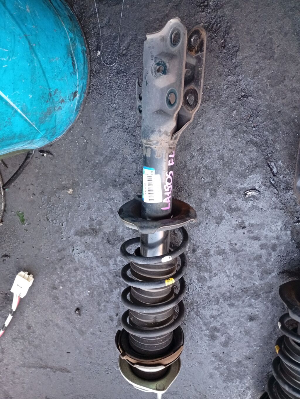 Стойка амортизатора на Daihatsu Move LA150S KF, Переднее Левое расположение
