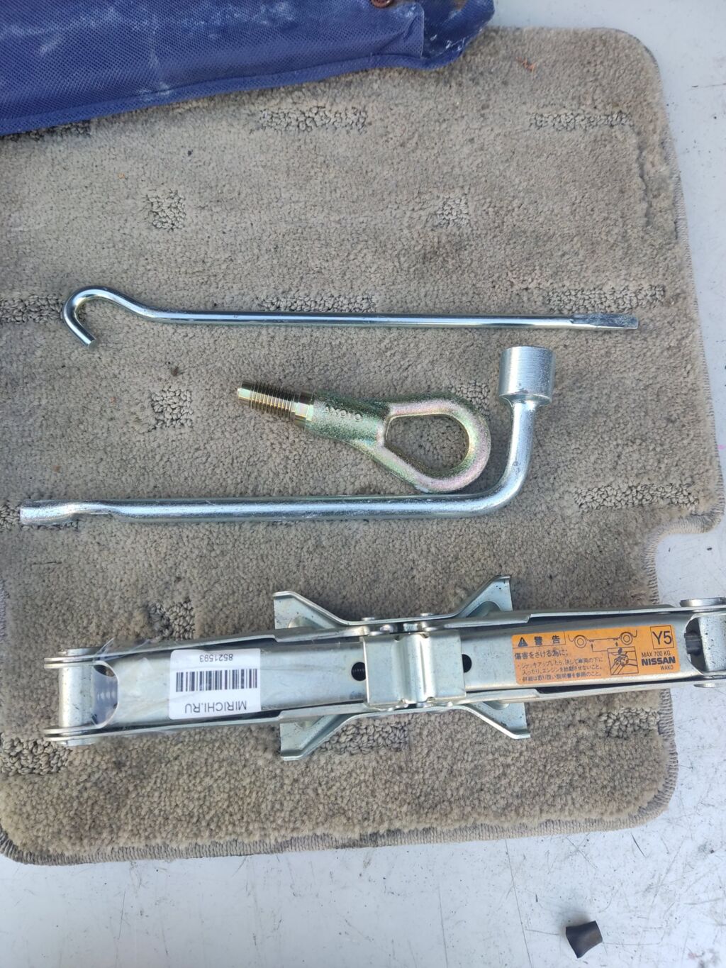 Домкрат на Nissan March AK12