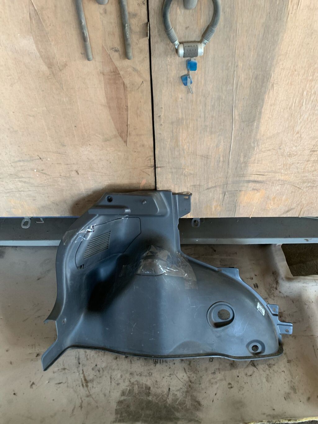 Обшивка багажника на Toyota Vitz SCP10 64740-52040, Заднее Левое расположение