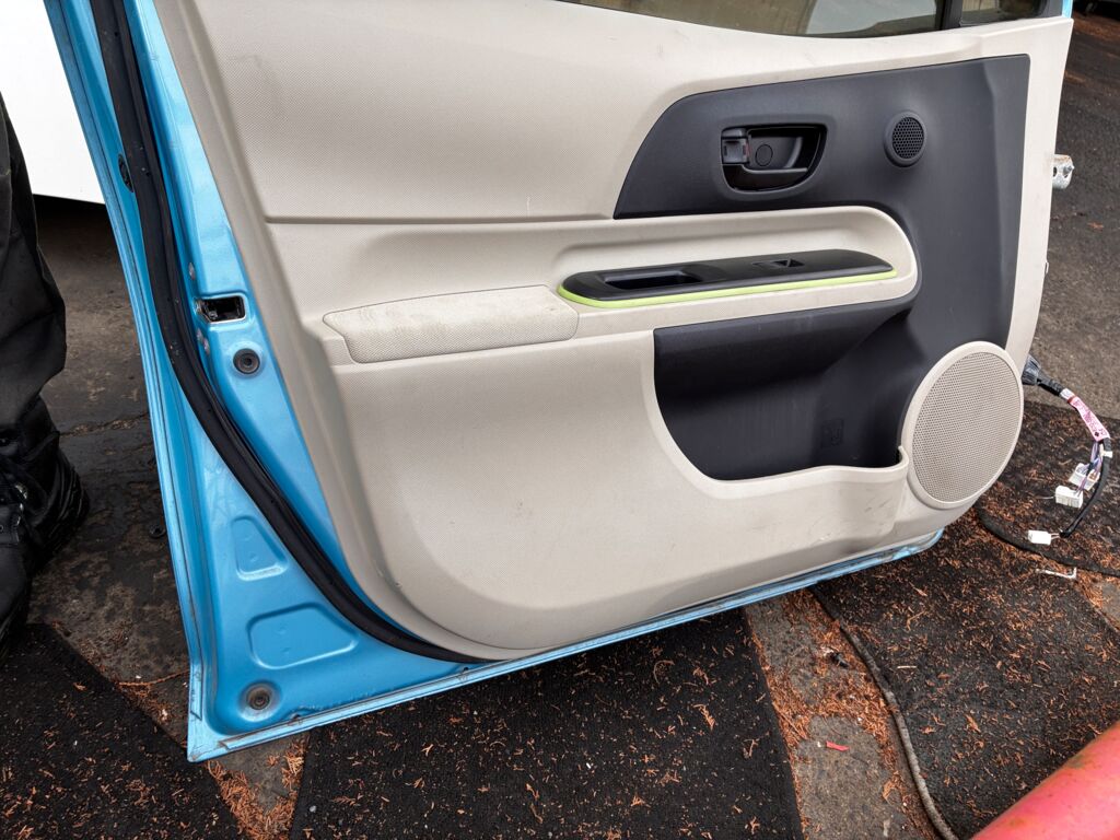 Дверь боковая на Toyota Aqua NHP10, Переднее Левое расположение