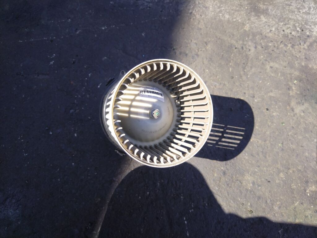 Мотор печки на Nissan March K13 Фото 2