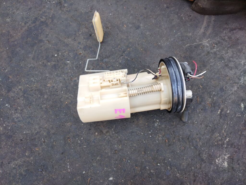 Бензонасос на Nissan Note E11 HR15DE 17040-ED001