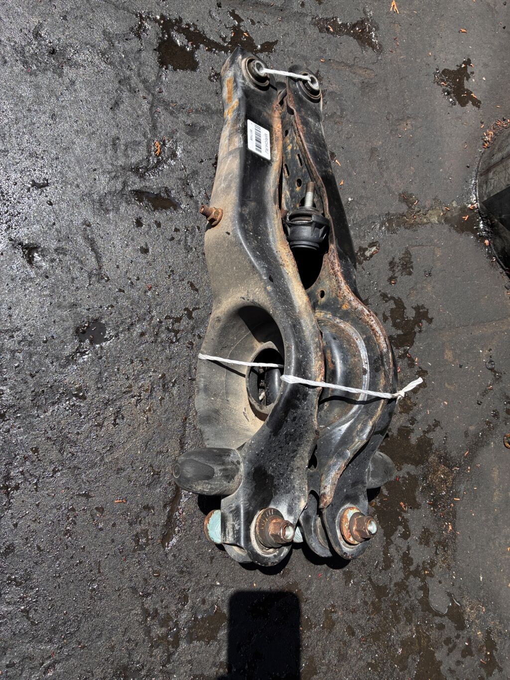 Рычаг на Mazda Axela BK5P ZY-VE 1064128  1150353  30666105  31277584  98AG-5K652-AK  BBP3-28-300A  BBP3-28-300B  BBP3-28-300C  BP4K-28-300C  BP4K-28-300D  BP4K-28-300E  UQ-075-7025, Заднее Нижнее расположение