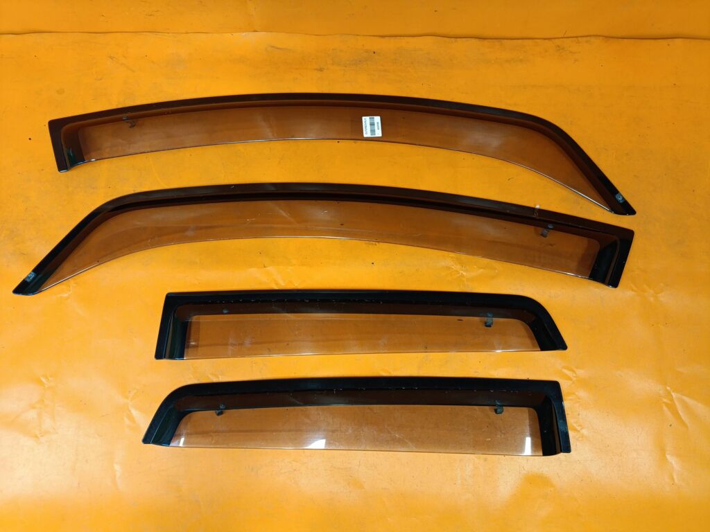 Ветровик на Mitsubishi Colt Plus Z23W