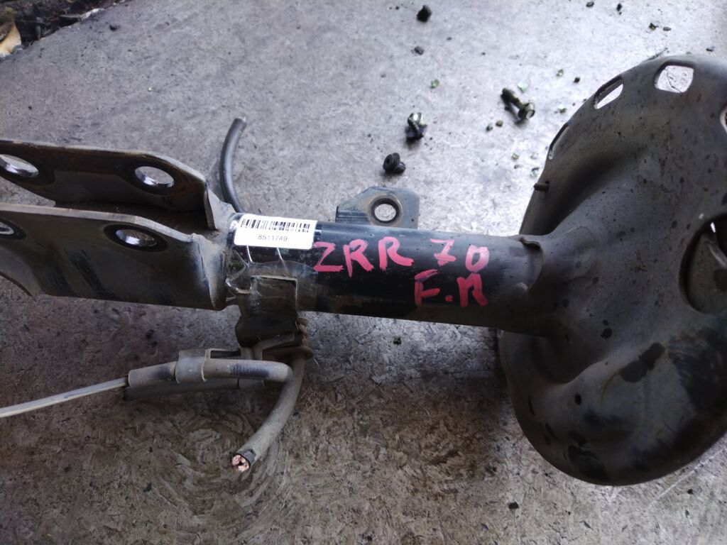 Стойка амортизатора на Toyota Voxy ZRR70G 3ZR-FAE Фото 2