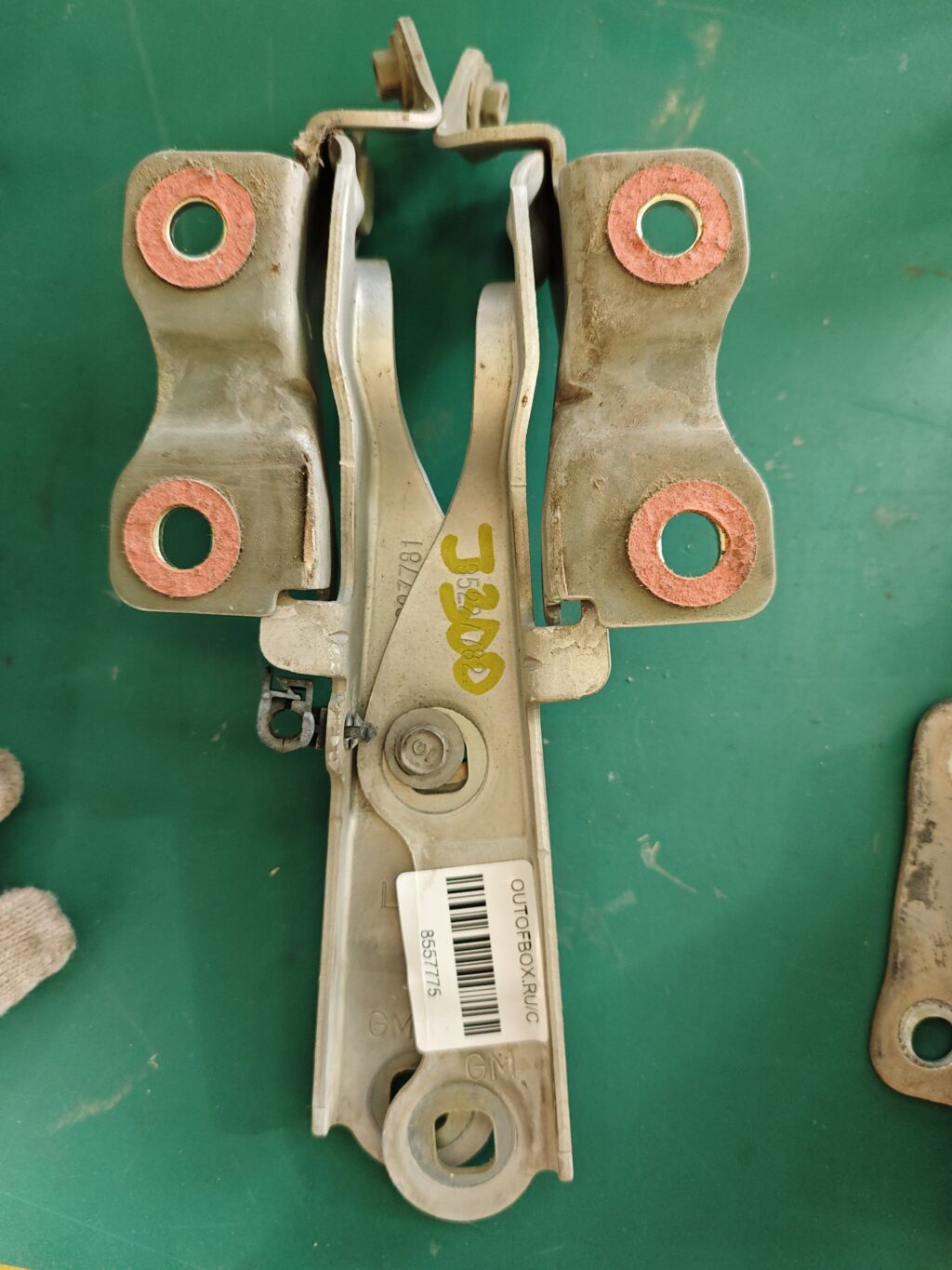 Крепление капота на Chevrolet Cruze J300 95227782  95227781