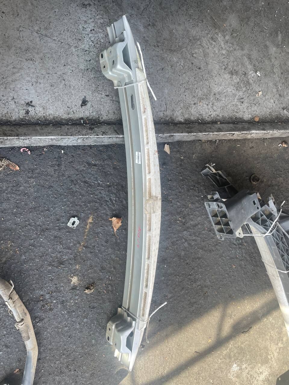 Жесткость бампера на Toyota Ist NCP60 52131-52050, Переднее расположение