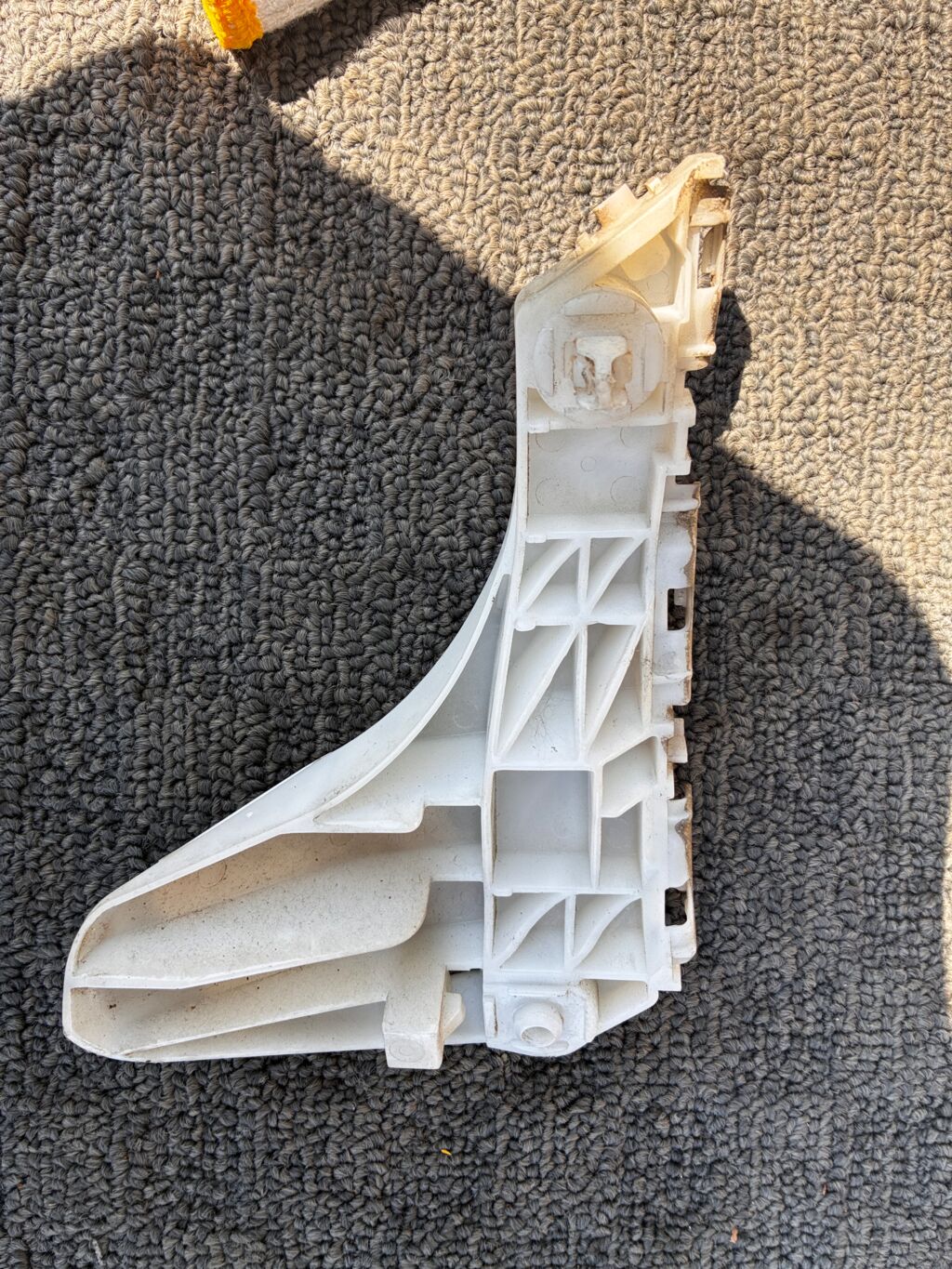 Крепление бампера на Toyota Ractis NCP100 52536-52090, Переднее Левое расположение