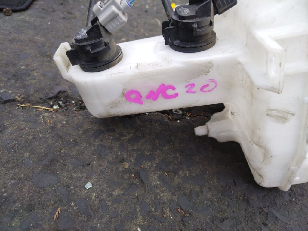 Бачок омывателя на Toyota Bb QNC20