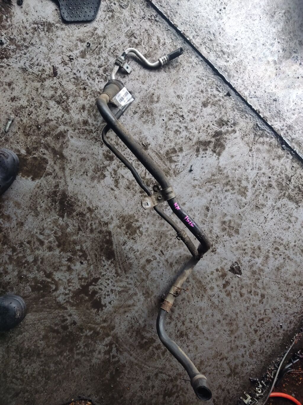 Заливная горловина топливного бака на Toyota Isis ZNM10W 1ZZ-FE 77201-44191