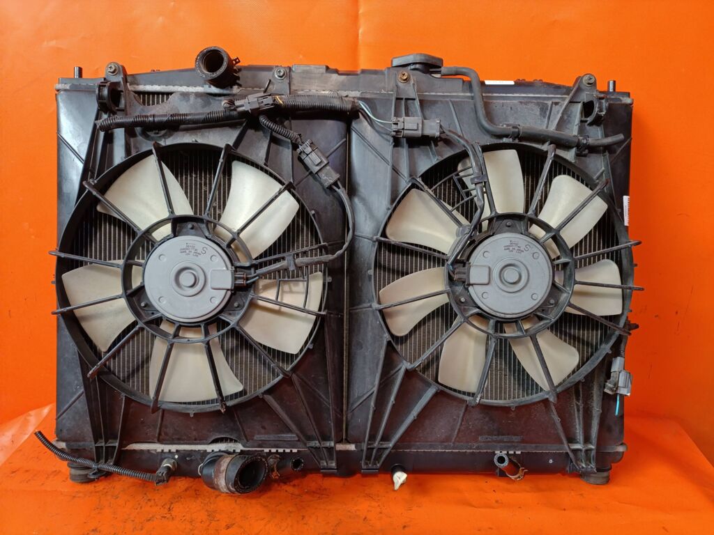 Радиатор ДВС на Honda Elysion RR1 K24A