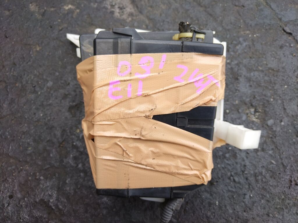 Блок предохранителей на Nissan Note E11 HR15DE