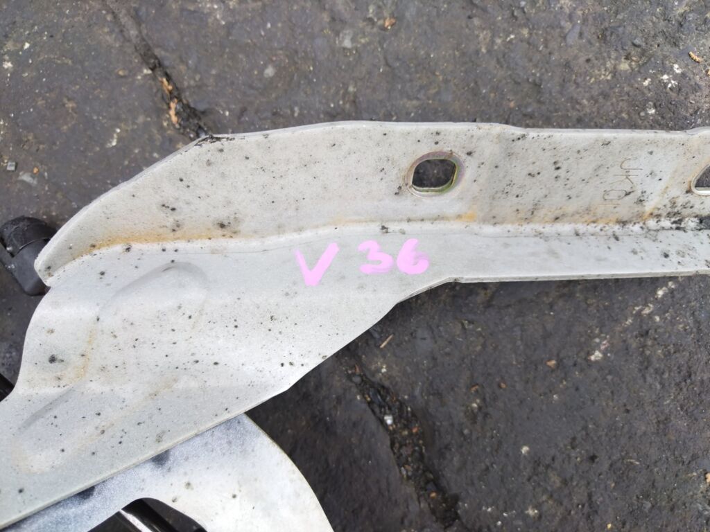 Крепление капота на Nissan Skyline V36