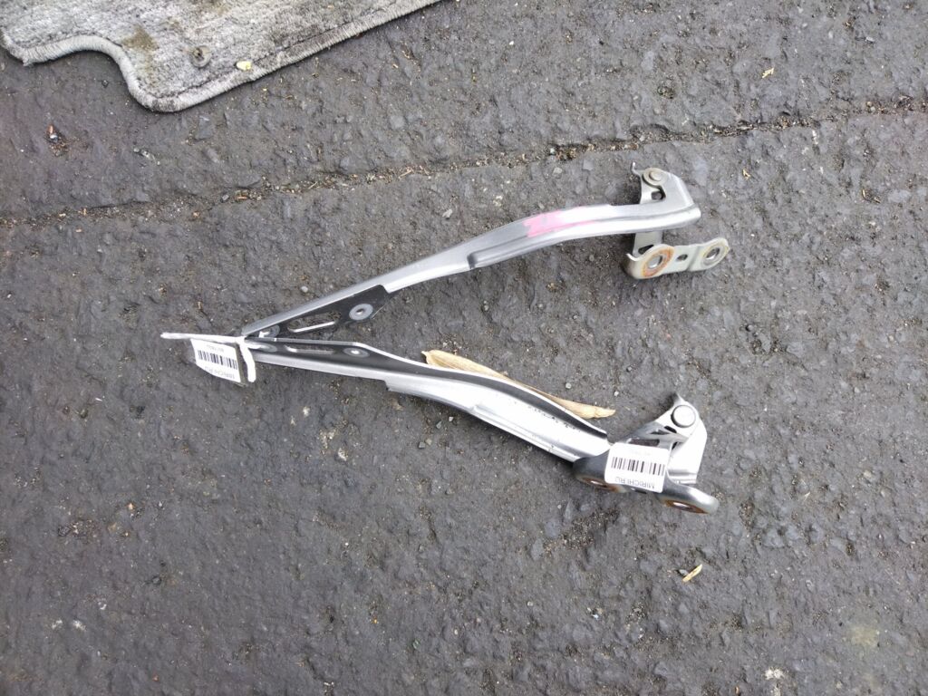 Крепление капота на Honda Insight ZE2 Фото 2