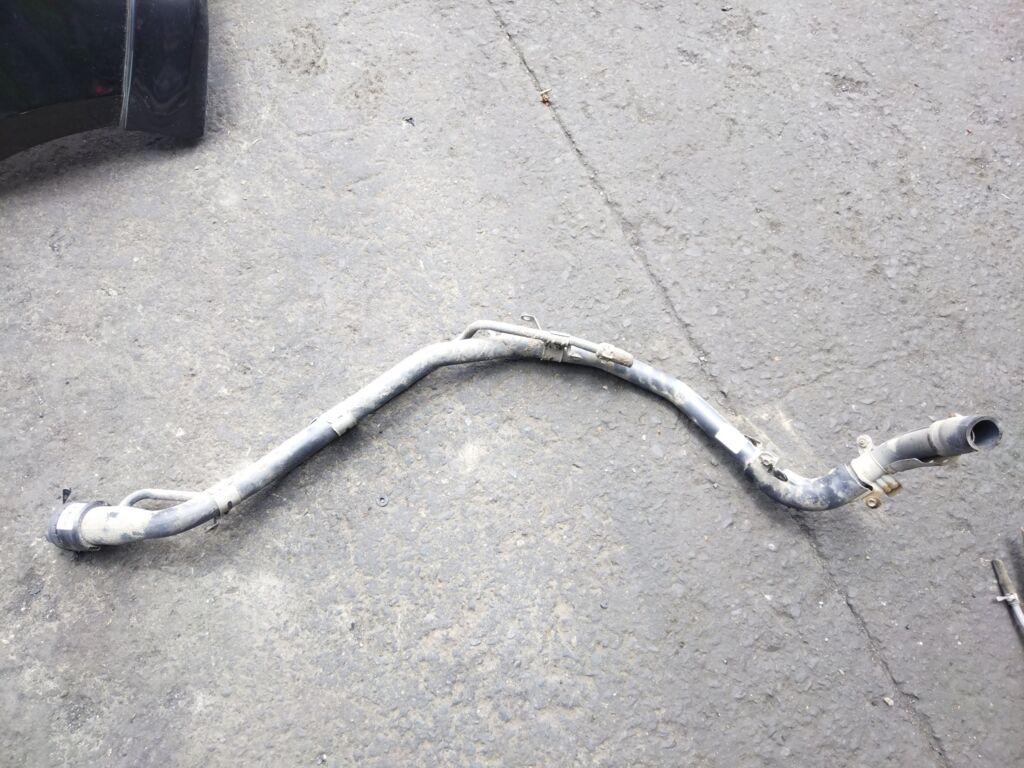 Заливная горловина топливного бака на Toyota Voxy ZRR70G 3ZR-FAE