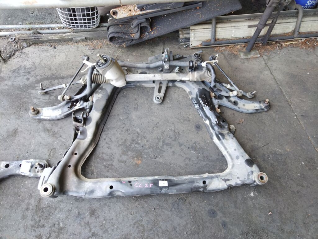 Балка под ДВС на Nissan Serena CC25 MR20DE, Переднее расположение