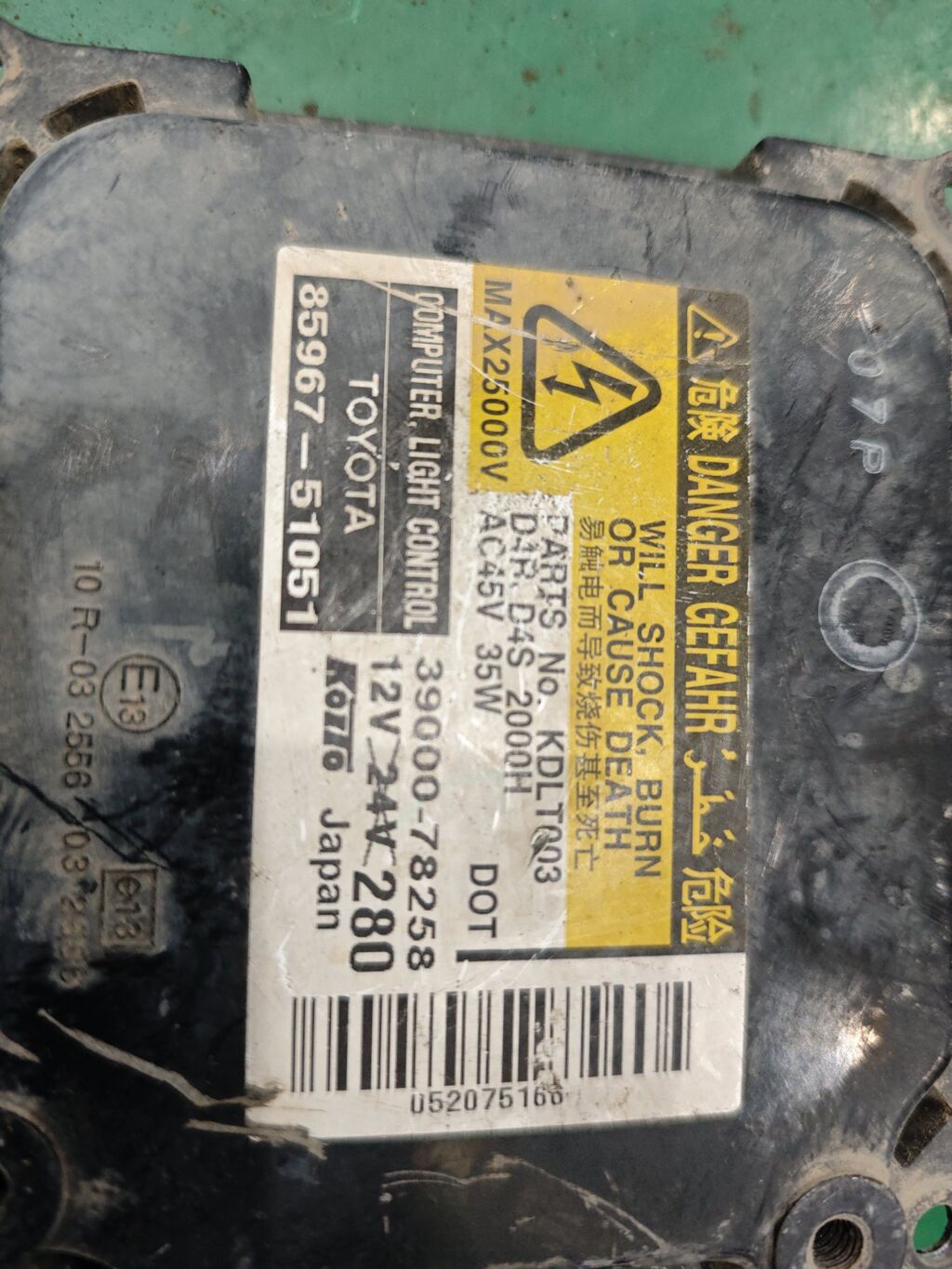 Блок розжига ксенона 85967-51051 на Toyota Camry ACV40 Фото 2